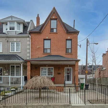 Cozy Home In Downtown Toronto!